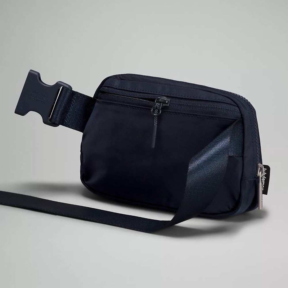 Lululemon Everywhere Belt Bag 🖤 🍋‎ - Picture 3 of 10